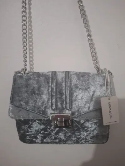 Cartera de terciopelo gris con cadena - miniatura 2