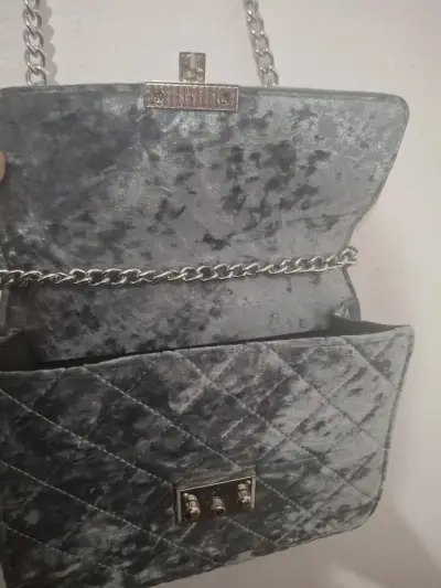 Cartera de terciopelo gris con cadena - miniatura 3