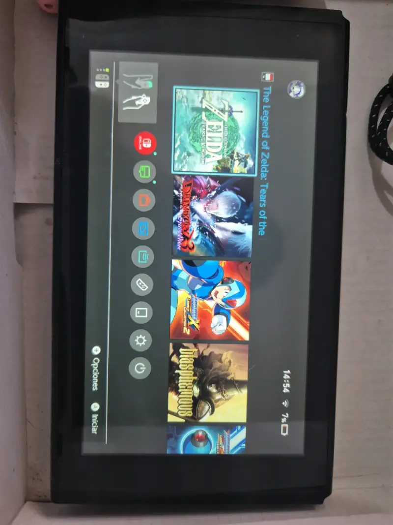Consola Nintendo Switch con accesorios y juego Zelda - 1