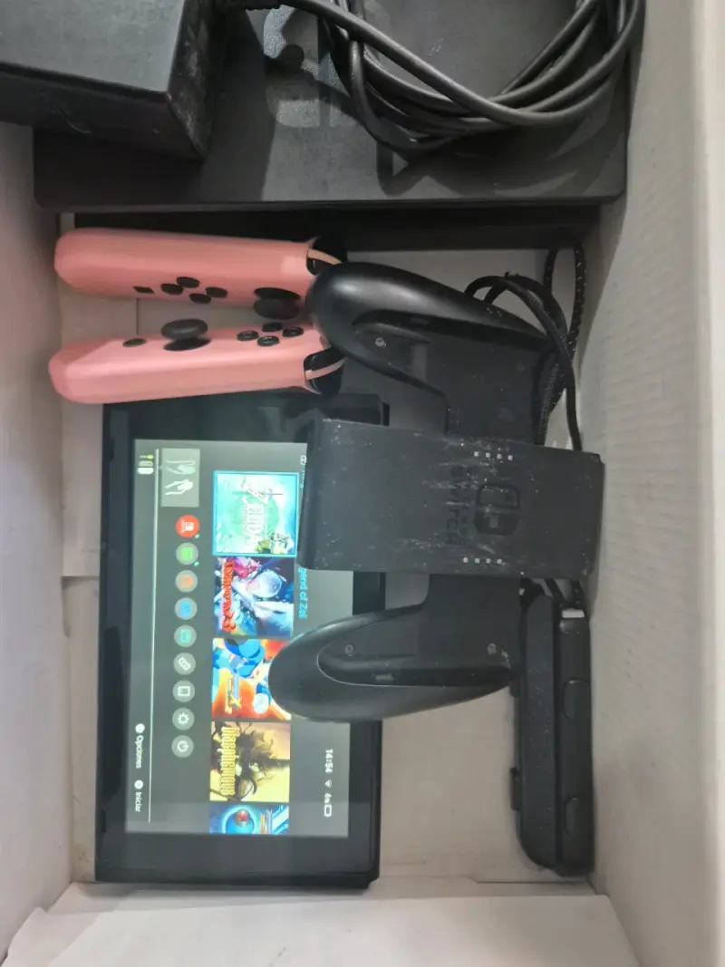 Consola Nintendo Switch con accesorios y juego Zelda - 2