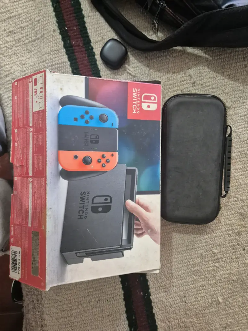 Consola Nintendo Switch con accesorios y juego Zelda - 3
