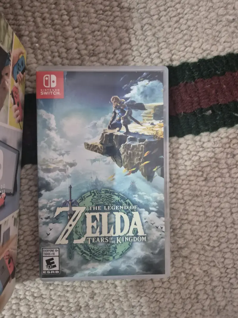 Consola Nintendo Switch con accesorios y juego Zelda - 4