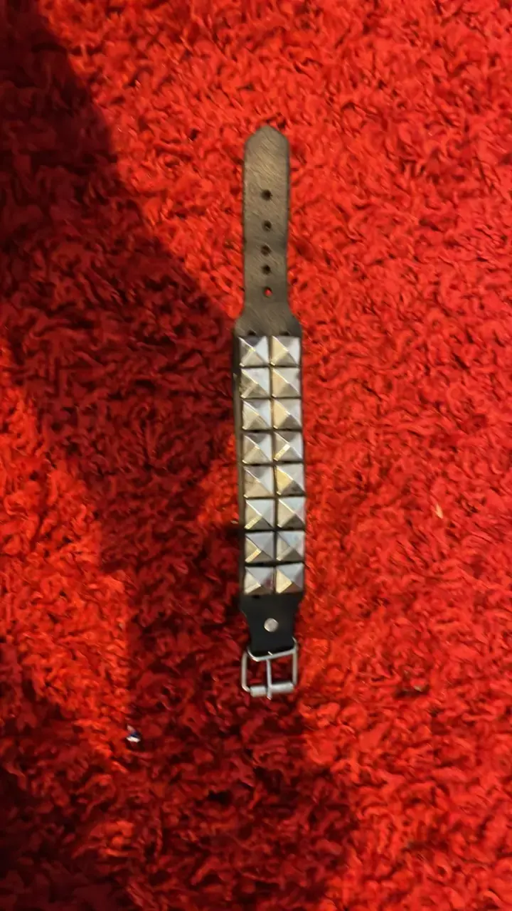 Pulsera de cuero con tachuelas metálicas
