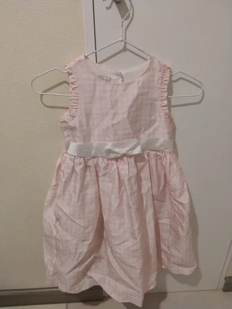 Vestido de niña rosa con lazo blanco - 1