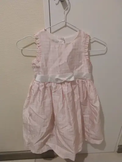 Vestido de niña rosa con lazo blanco - miniatura 1