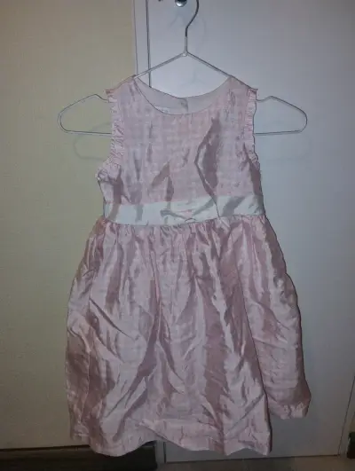 Vestido de niña rosa con lazo blanco - miniatura 3