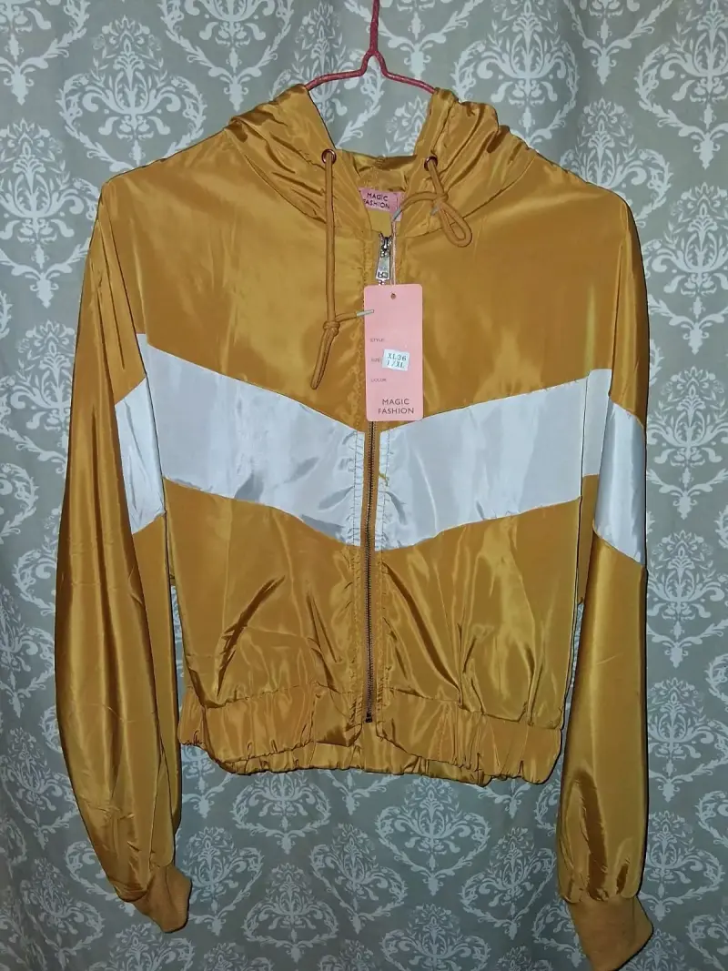 Chaqueta cortaviento amarilla con capucha