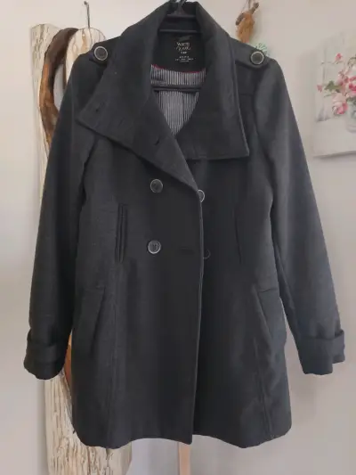 Abrigo gris oscuro para mujer con botones - miniatura 1