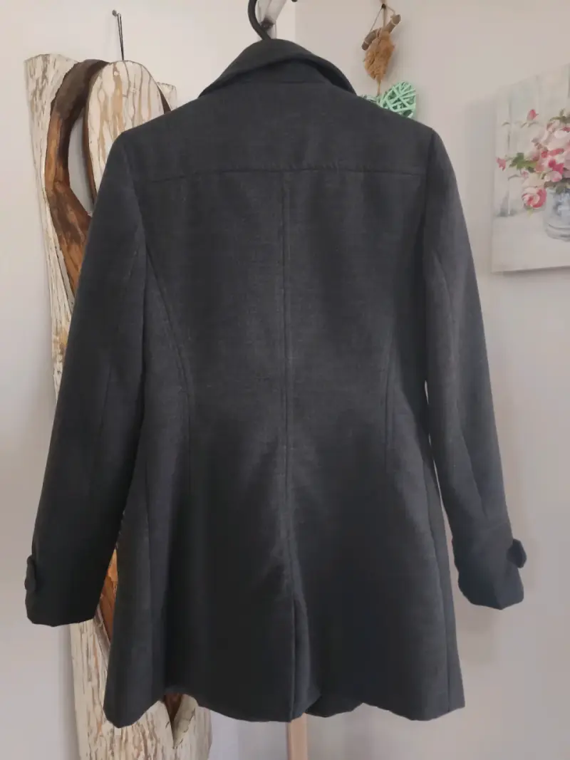 Abrigo gris oscuro para mujer con botones - 2