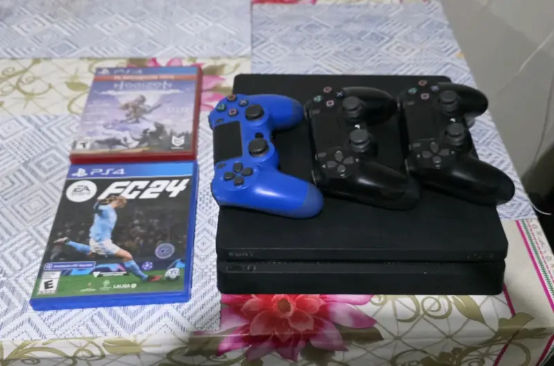 Consola PS4 con 3 controles y 2 juegos - 1