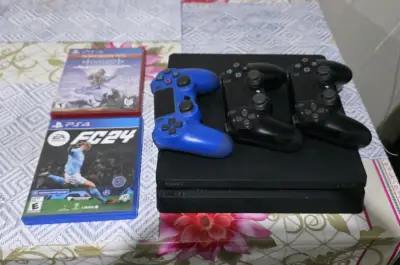 Consola PS4 con 3 controles y 2 juegos - miniatura 1