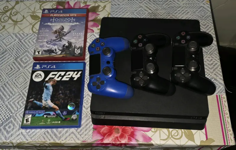 Consola PS4 con 3 controles y 2 juegos - 2