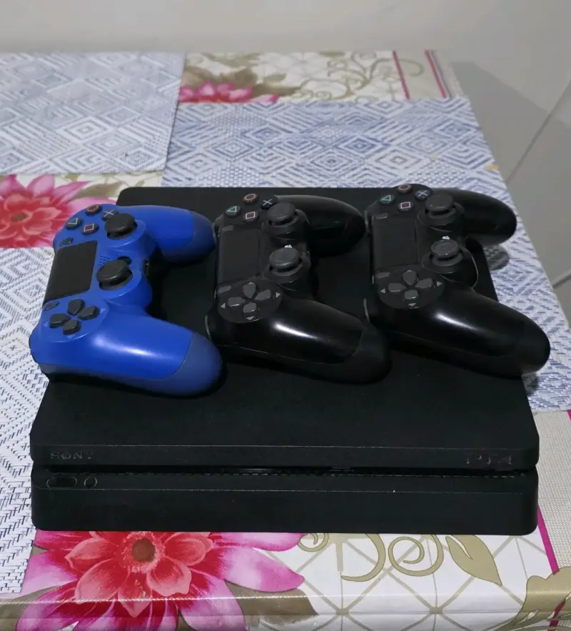 Consola PS4 con 3 controles y 2 juegos - 3