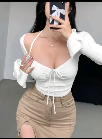 Top blanco con diseño ajustado y mangas largas - miniatura 1