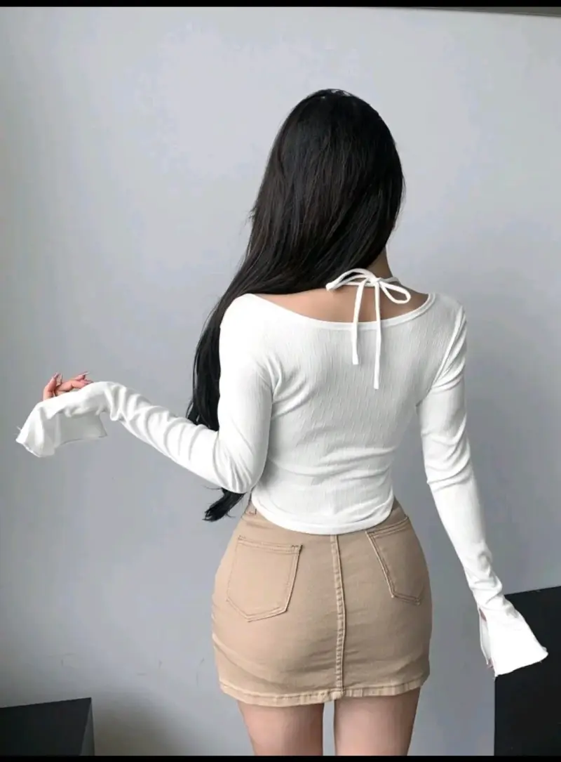 Top blanco con diseño ajustado y mangas largas - 3
