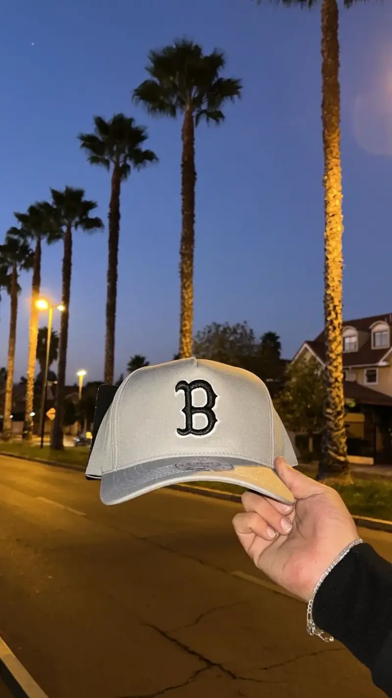 Gorra estilo urbano con bordado 'B' - 1