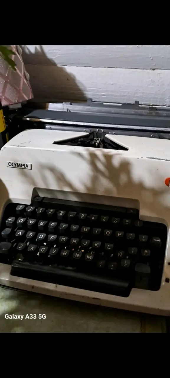 Máquina de escribir Olympia vintage en buen estado - 1