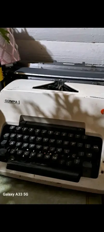 Máquina de escribir Olympia vintage en buen estado - miniatura 1