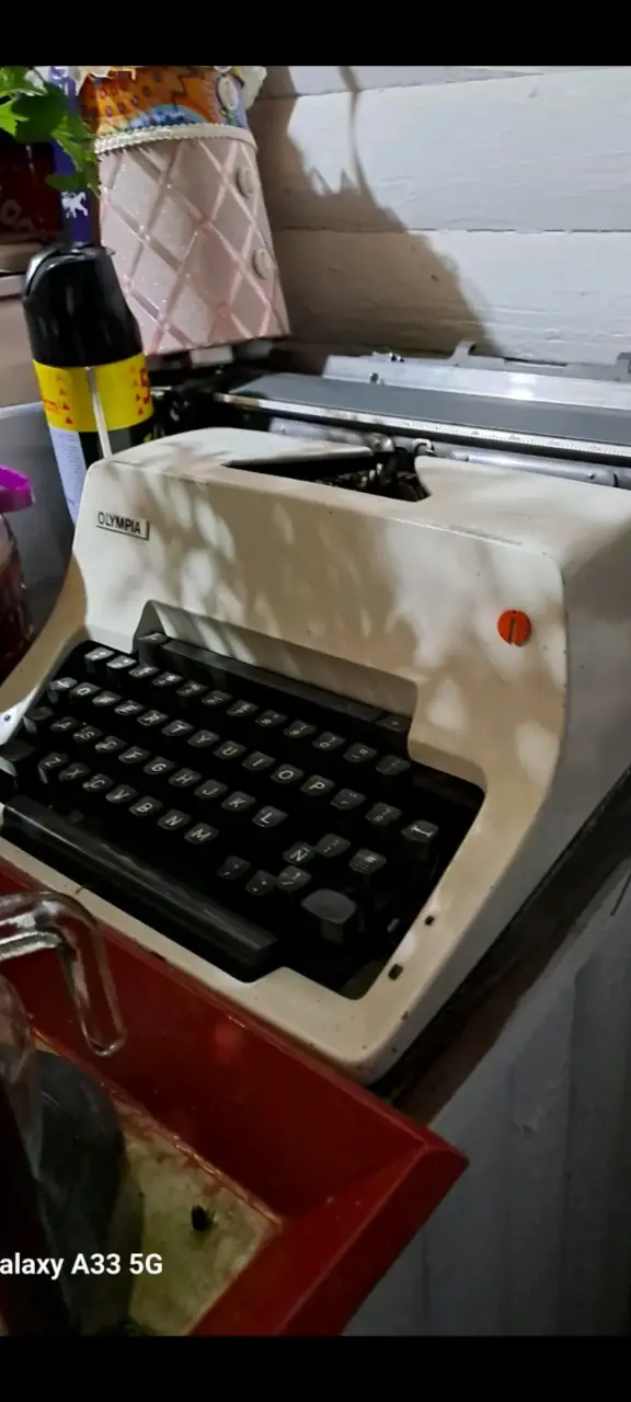 Máquina de escribir Olympia vintage en buen estado - 2