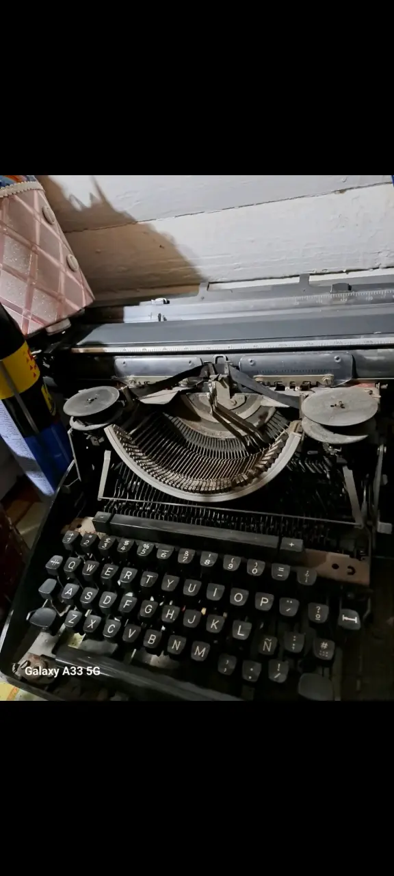 Máquina de escribir Olympia vintage en buen estado - 3