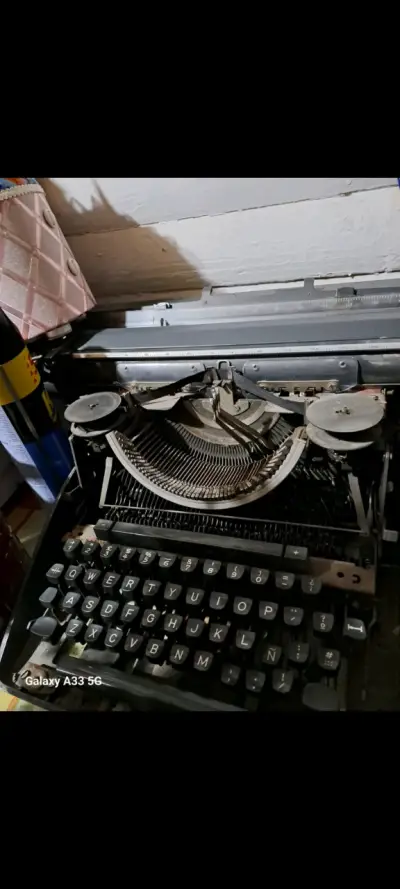 Máquina de escribir Olympia vintage en buen estado - miniatura 3
