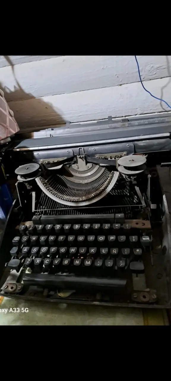 Máquina de escribir Olympia vintage en buen estado - 4