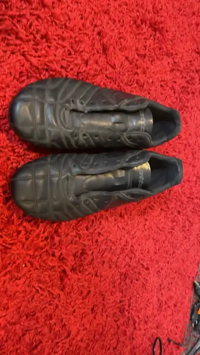 Botines de fútbol negros en buen estado - miniatura 1