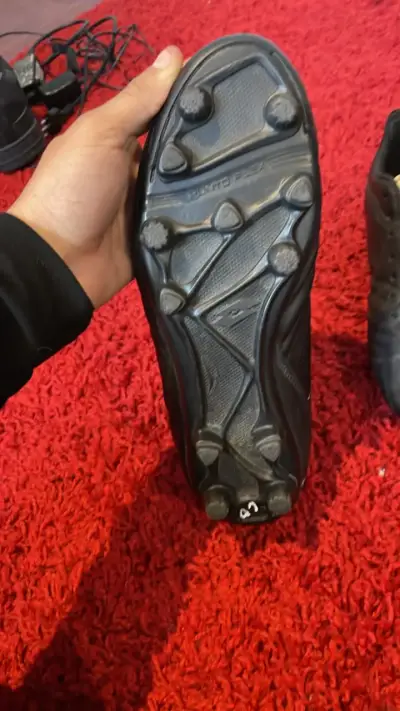 Botines de fútbol negros en buen estado - miniatura 2