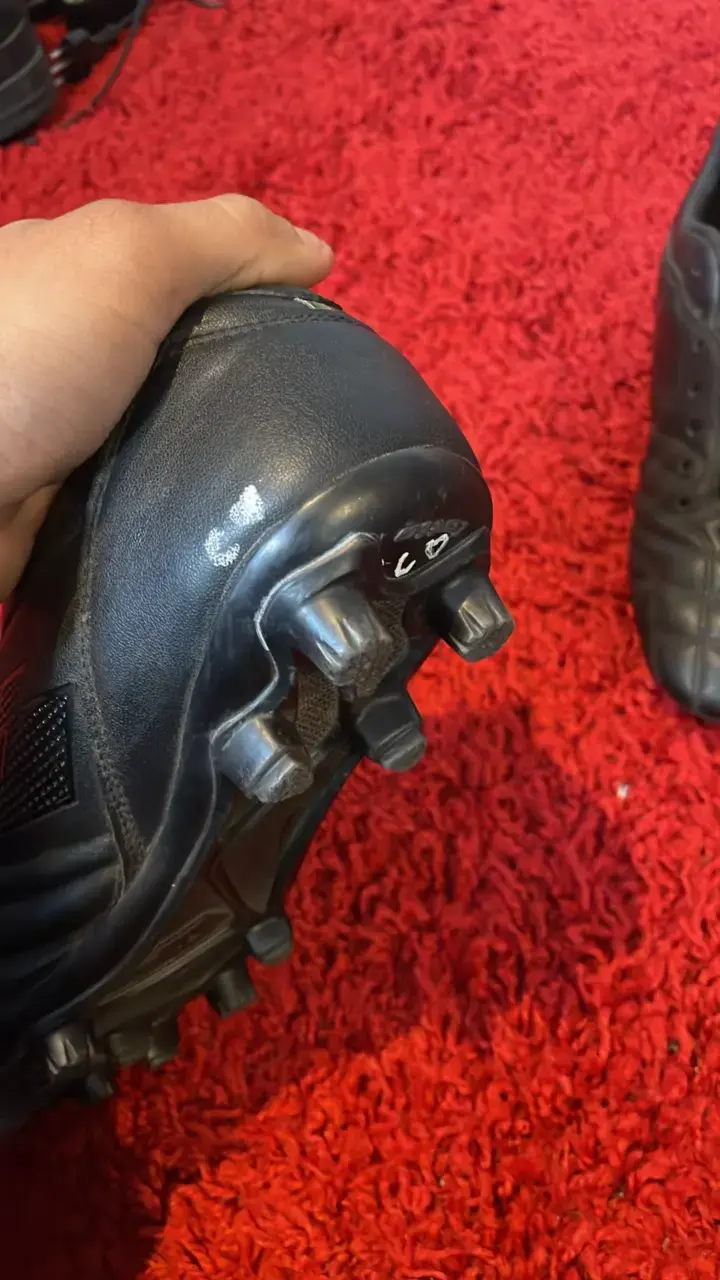 Botines de fútbol negros en buen estado - 3