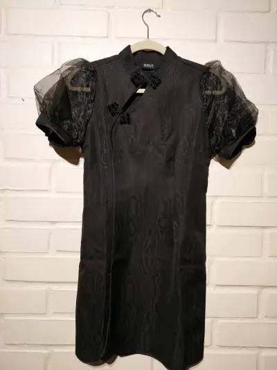 Vestido qipao negro elegante con mangas de tul - miniatura 1