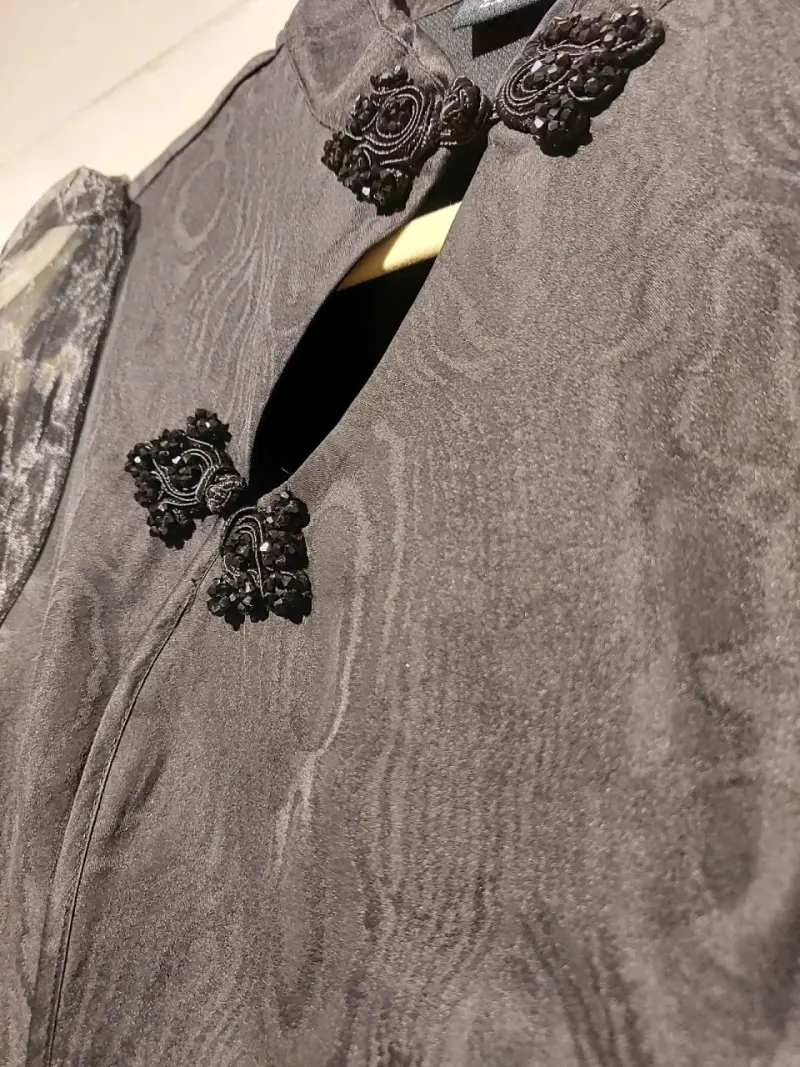 Vestido qipao negro elegante con mangas de tul - 3