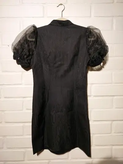 Vestido qipao negro elegante con mangas de tul - miniatura 5