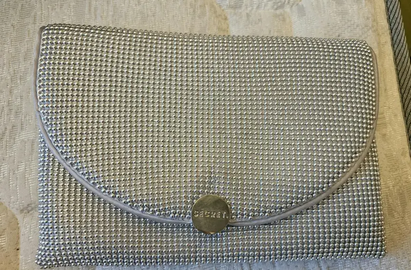 Cartera de mano plateada con brillantes - 1