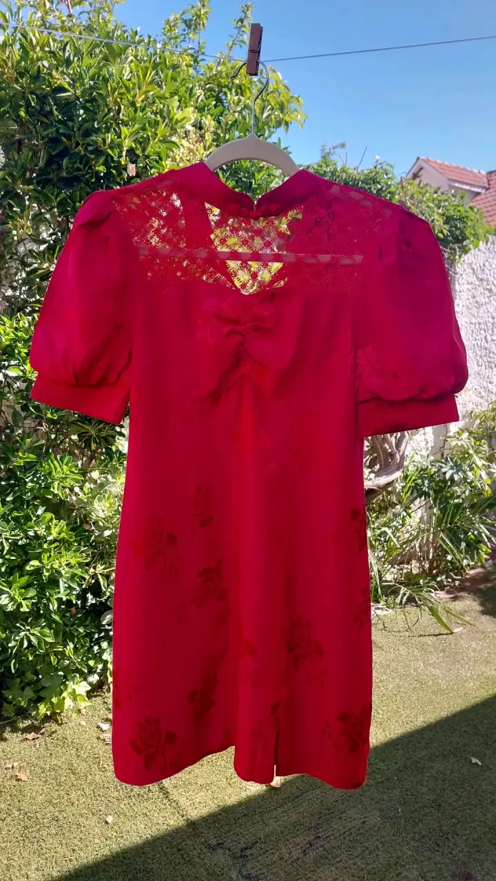 Vestido rojo con encaje floral Talla M/L