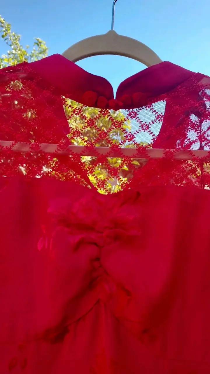 Vestido rojo con encaje floral Talla M/L - 2