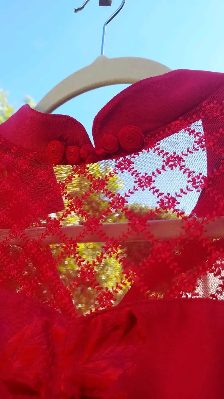Vestido rojo con encaje floral Talla M/L - 3