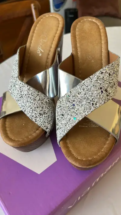 Sandalias de tacón alto con glitter plateado - miniatura 1