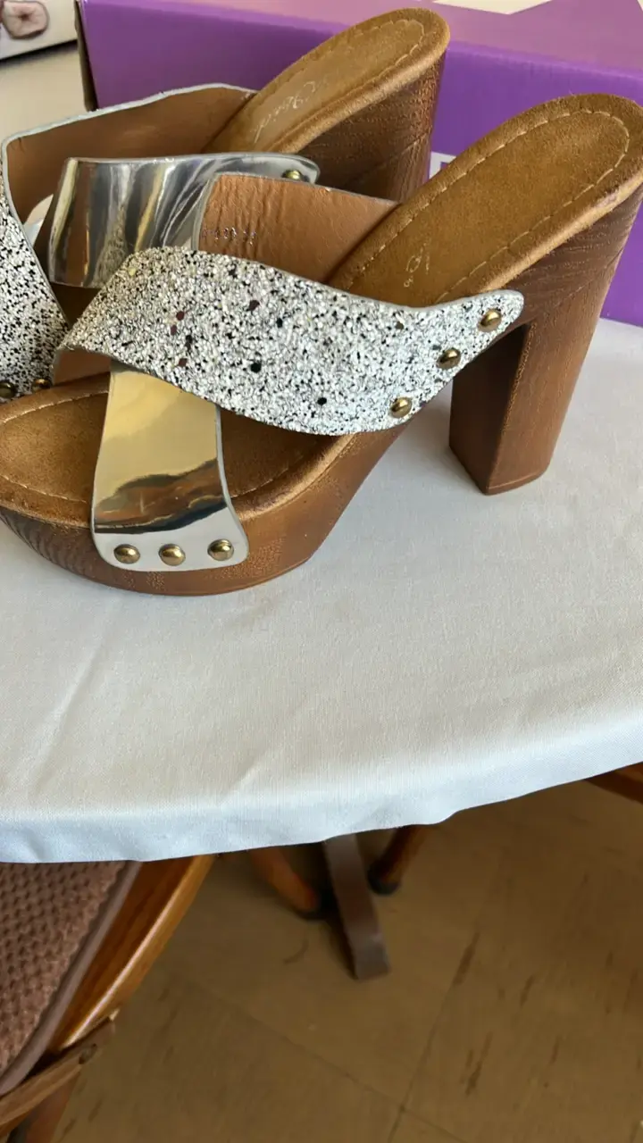 Sandalias de tacón alto con glitter plateado - 4