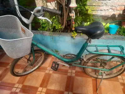 Bicicleta urbana verde con canasto - miniatura 1
