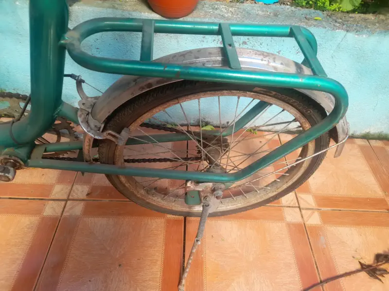 Bicicleta urbana verde con canasto - 5