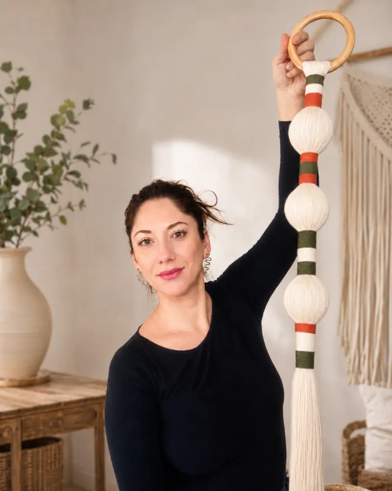 Colgante decorativo de macramé con aros de madera - 2