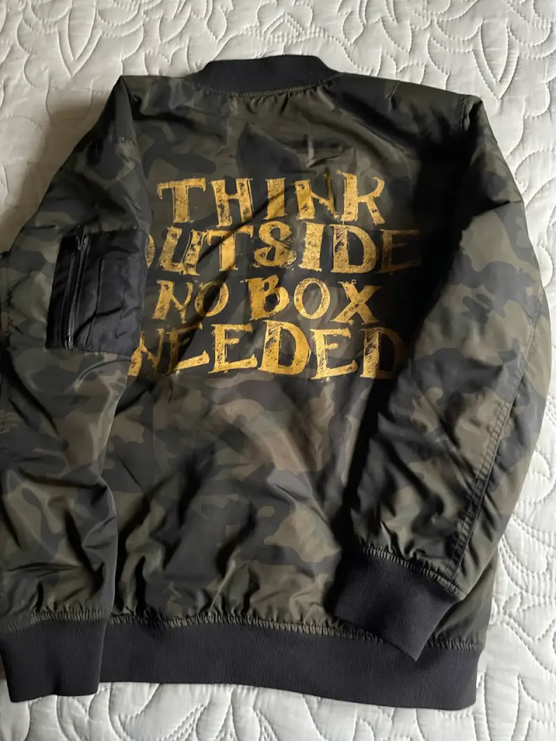 Chaqueta bomber camuflada con estampado - 1