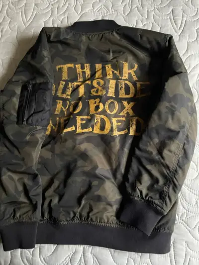 Chaqueta bomber camuflada con estampado - miniatura 1