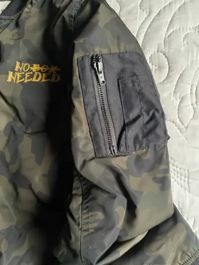 Chaqueta bomber camuflada con estampado - miniatura 2