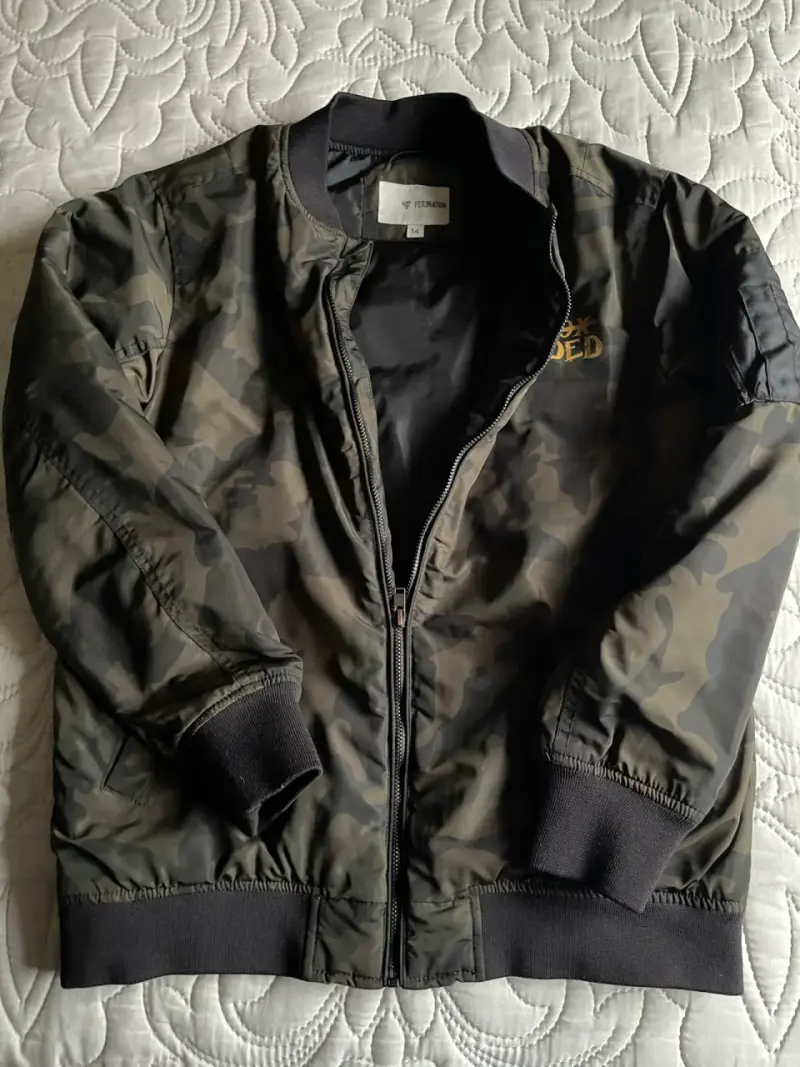 Chaqueta bomber camuflada con estampado - 4