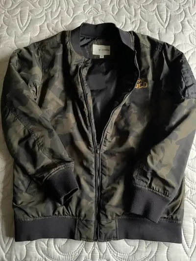 Chaqueta bomber camuflada con estampado - miniatura 4