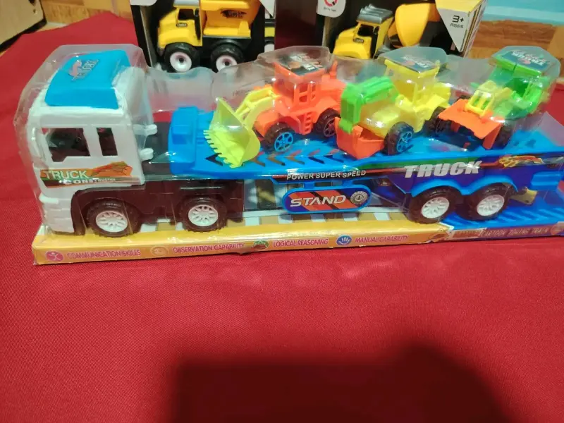 Camión de Juguete con Tractores de Colores