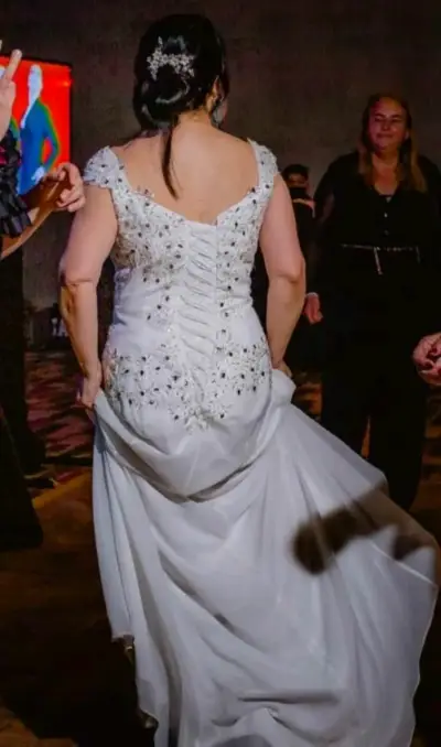 Vestido de Novia Blanco con Detalles de pedreria - miniatura 4