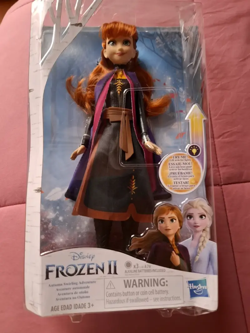 Muñeca Anna de Frozen II con Vestido y Capa