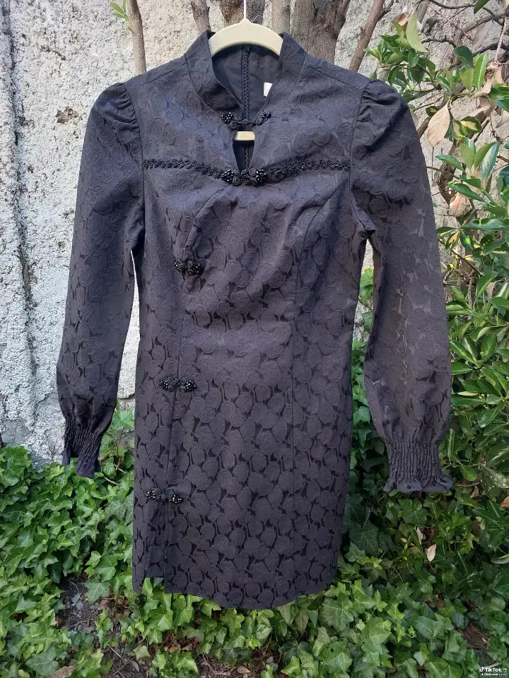 Vestido negro elegante con detalles bordados